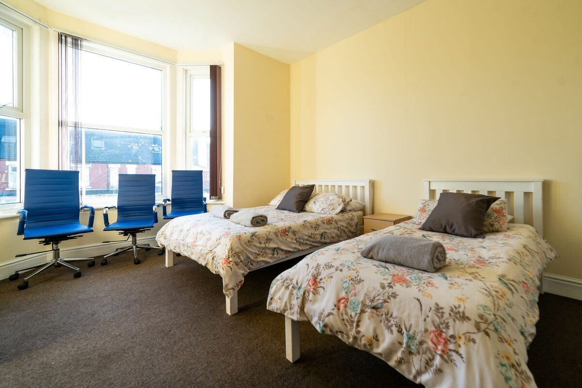 Basic Triple Room | Individually decorated, individually furnished, desk, iron/ironing board
