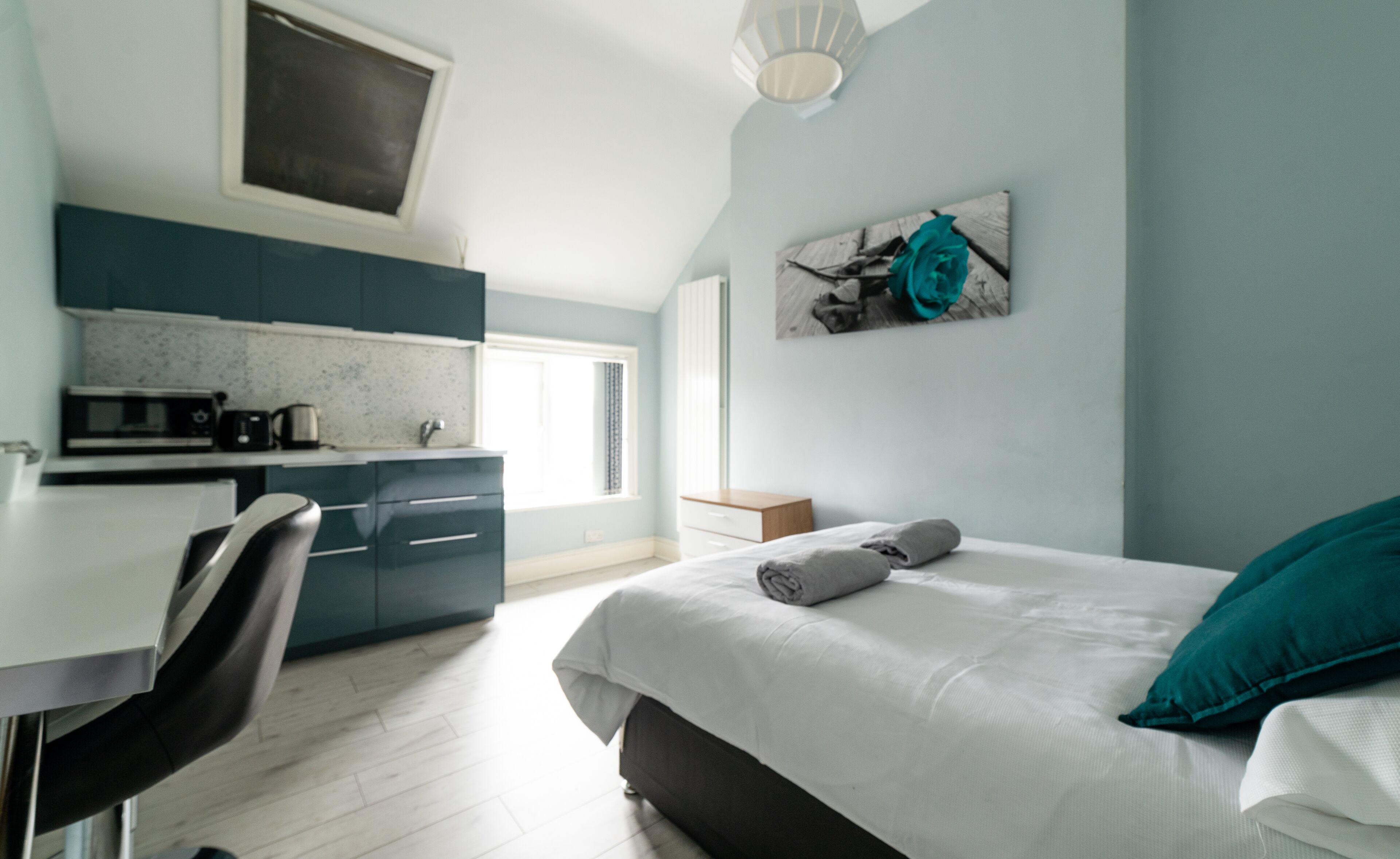 Double Room, 1 Double Bed, Shared Bathroom (Aqua) | Individually decorated, individually furnished, desk, iron/ironing board