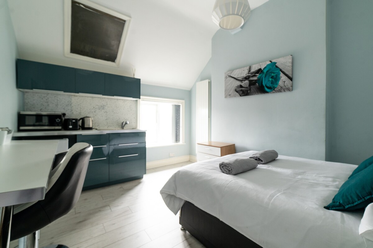 Double Room, 1 Double Bed, Shared Bathroom (Aqua) | Individually decorated, individually furnished, desk, iron/ironing board