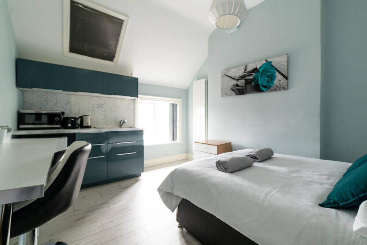 Double Room, 1 Double Bed, Shared Bathroom (Aqua) | Individually decorated, individually furnished, desk, iron/ironing board