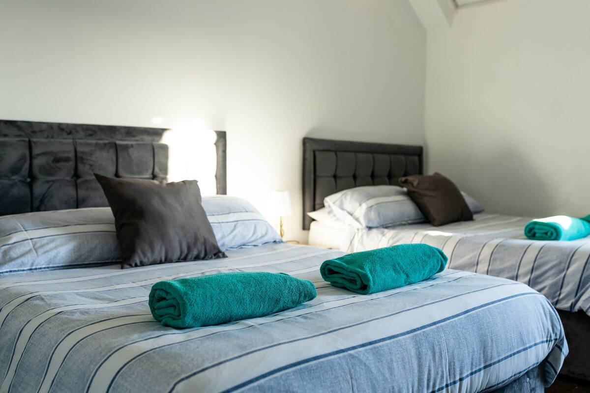 Family Quadruple Room, 2 Double Beds | Individually decorated, individually furnished, desk, iron/ironing board