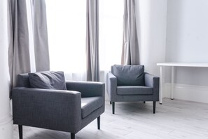 Basic Quadruple Room | Living area