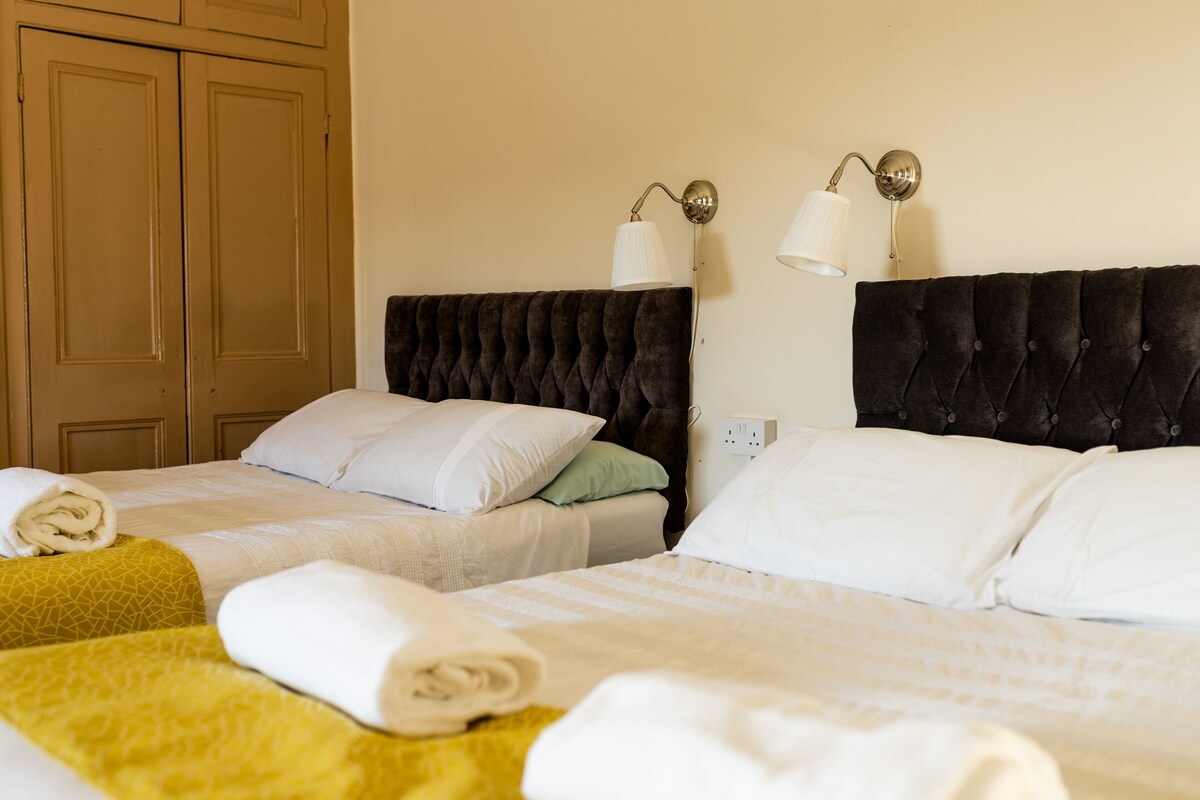 Quadruple Room, 2 Double Beds, Shared Bathroom | Individually decorated, individually furnished, desk, iron/ironing board