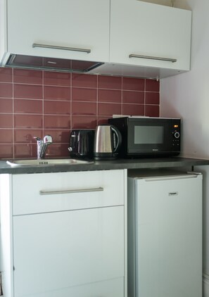 Double Room, 1 Double Bed, Shared Bathroom (Rose) | Private kitchenette | Fridge, microwave, electric kettle