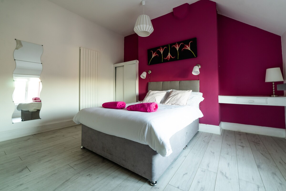 Double Room, 1 Double Bed, Shared Bathroom (Rose) | Individually decorated, individually furnished, desk, iron/ironing board