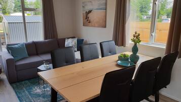 Mobil Karavan, 2 kamar tidur (Summersun 2) | Makan di kamar