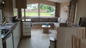 Mobile Home, 2 Bedrooms (Summersun 1) | Ruang tamu | TV skrin rata 