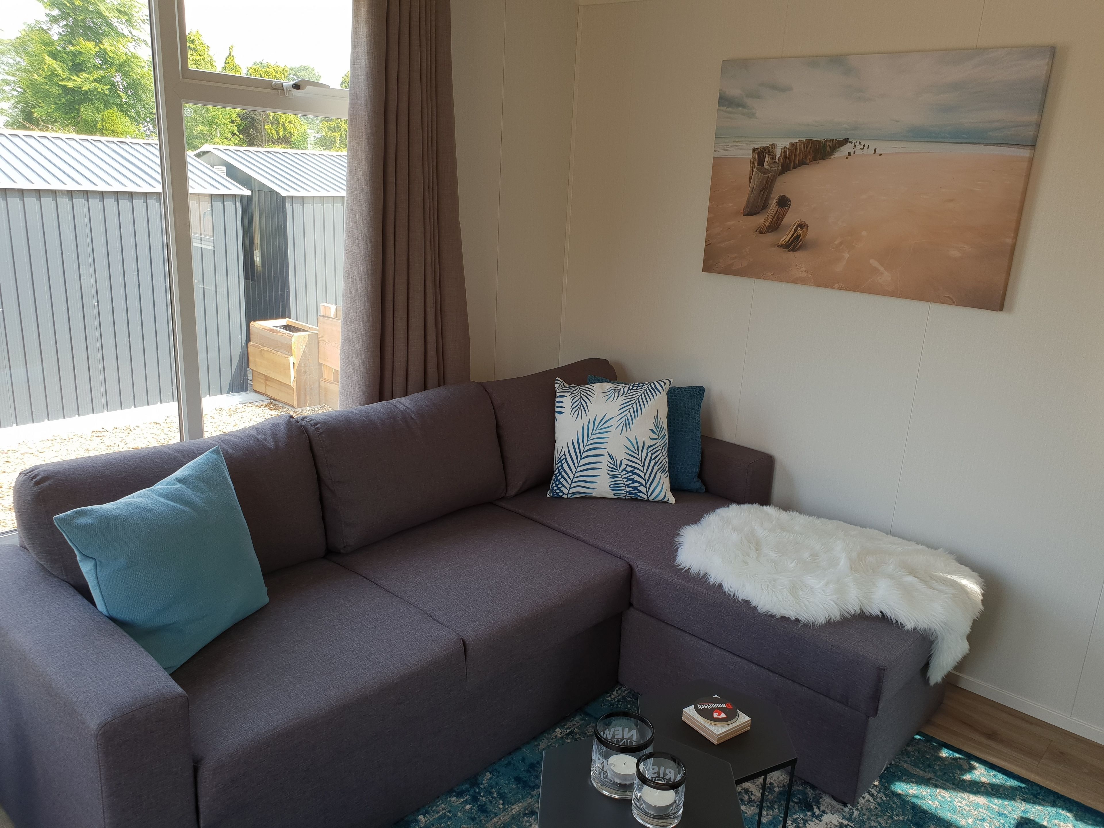 Stacaravan, 2 slaapkamers (Summersun 2) | Woonkamer | Een flatscreentelevisie