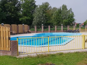 Una piscina al aire libre de temporada