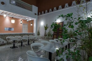 Desayuno completo gratuito y diario