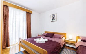 3 bedrooms, travel cot, free WiFi, bed sheets