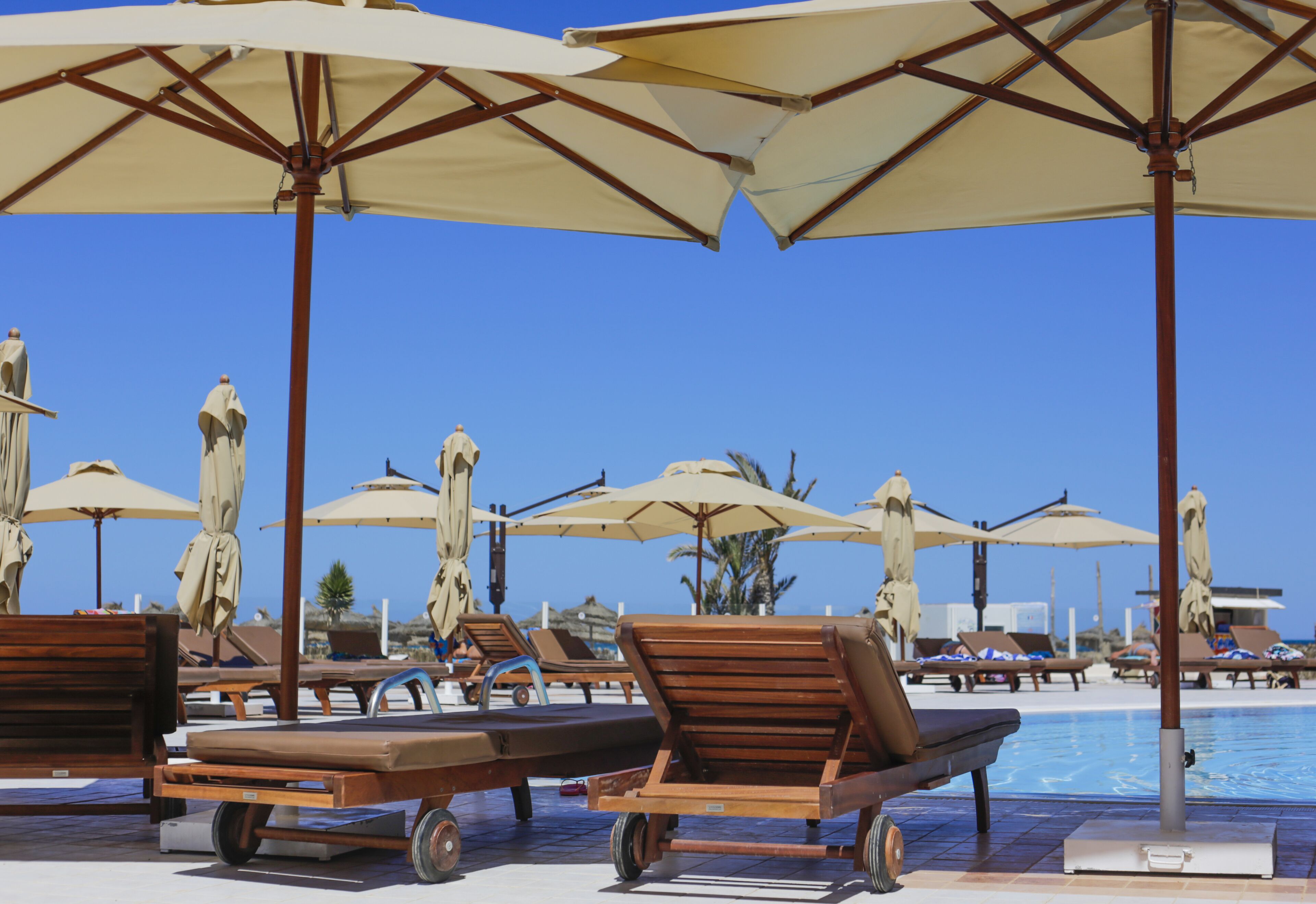 Sisäuima-allas ja ulkouima-allas avoinna 10.00–18.00, aurinkovarjoja