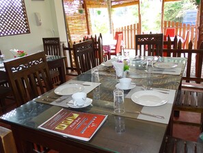 Family dining - Aainn Guest (Trincomalee)