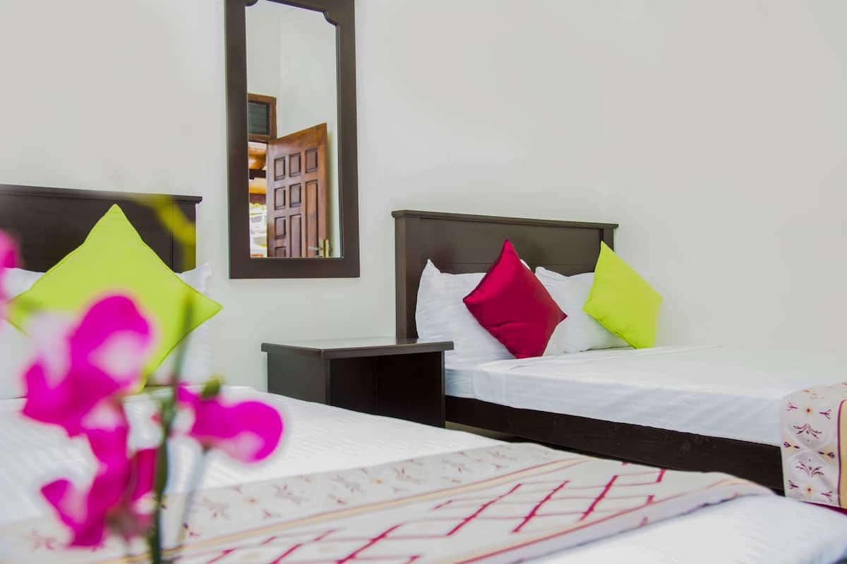 1 chambre, coffre-fort, fer et planche Ă repasser