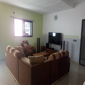 Appartement Confort, 2 chambres, non-fumeurs | Coin séjour | Télévisions à écran plasma