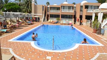 Piscina a l'aire lliure (horari: 09:30-18:30) i gandules