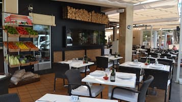 Breakfast, lunch and dinner served