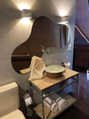 Cabana, 1 cama King, banheira de imersão, vista para o lago | Banheiro | Chuveiro, produtos de toalete grátis, secador de cabelo, chinelos