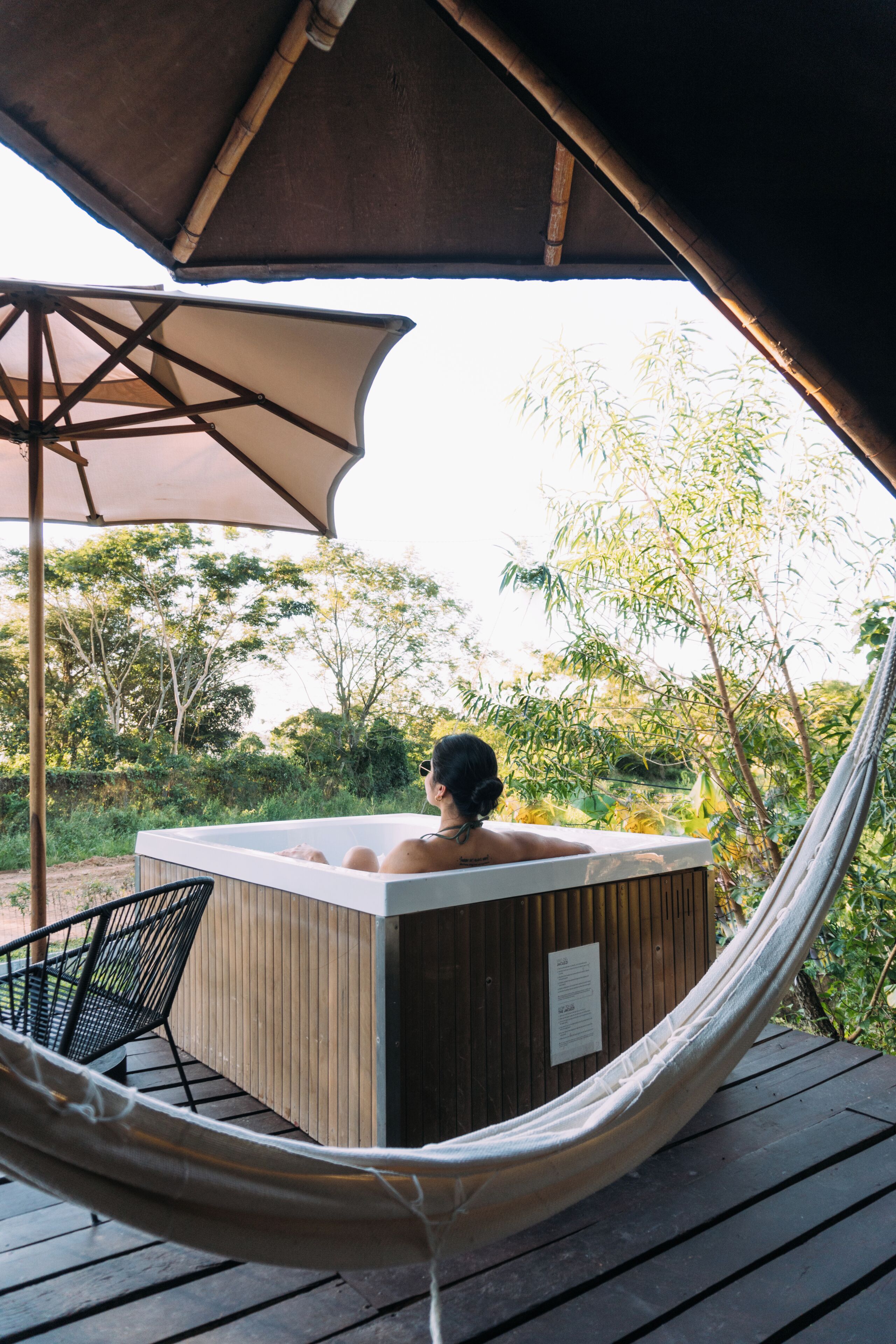 キャビン キングベッド 1 台 スパ浴槽 レイクビュー | 専用スパ浴槽