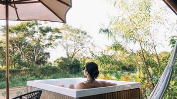 Hytte, 1 kingsize-seng, spabadekar, utsikt mot innsjø | Privat boblebad