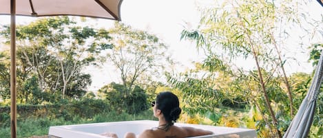 Cabane, 1 très grand lit, bain à remous, vue lac | Bain à remous privé