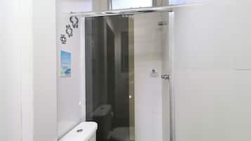 Apartamento | Banheiro | Chuveiro, bidê, toalhas de banho, papel higiênico
