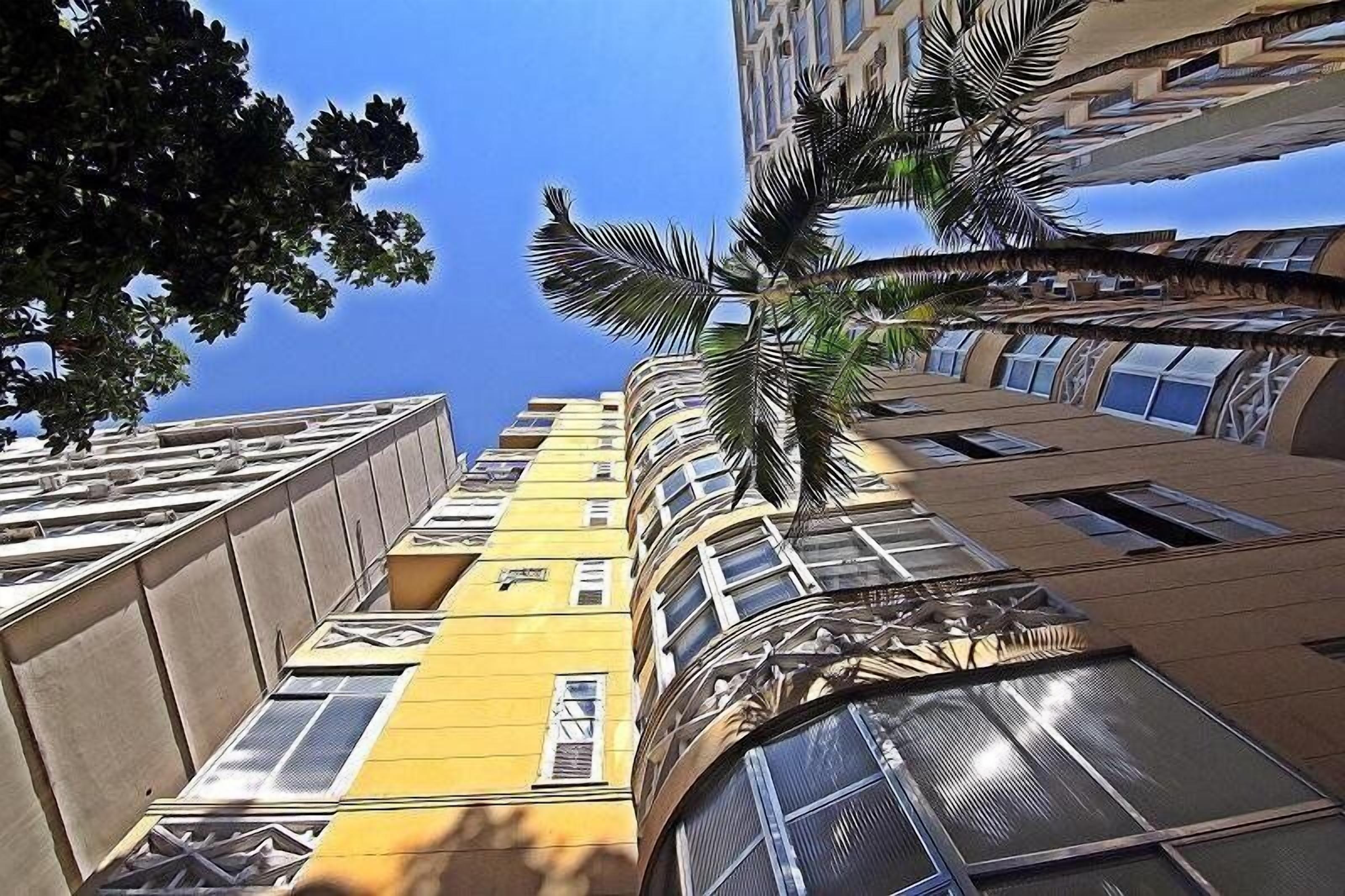 Un edificio alto con varios balcones y ventanas grandes.