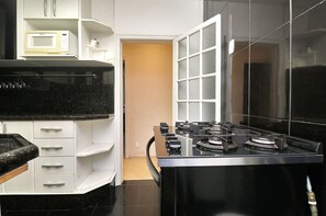 Apartemen | Dapur pribadi | Lemari es, microwave, kompor, dan peralatan masak/sendok-piring