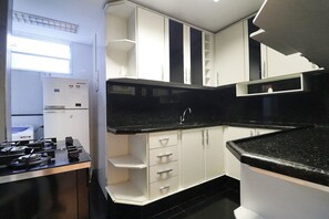 Apartment | Private kitchen | Fridge, microwave, stovetop, cookware/dishes/utensils - Rio Spot Apartments 1118 (Rio de Janeiro)