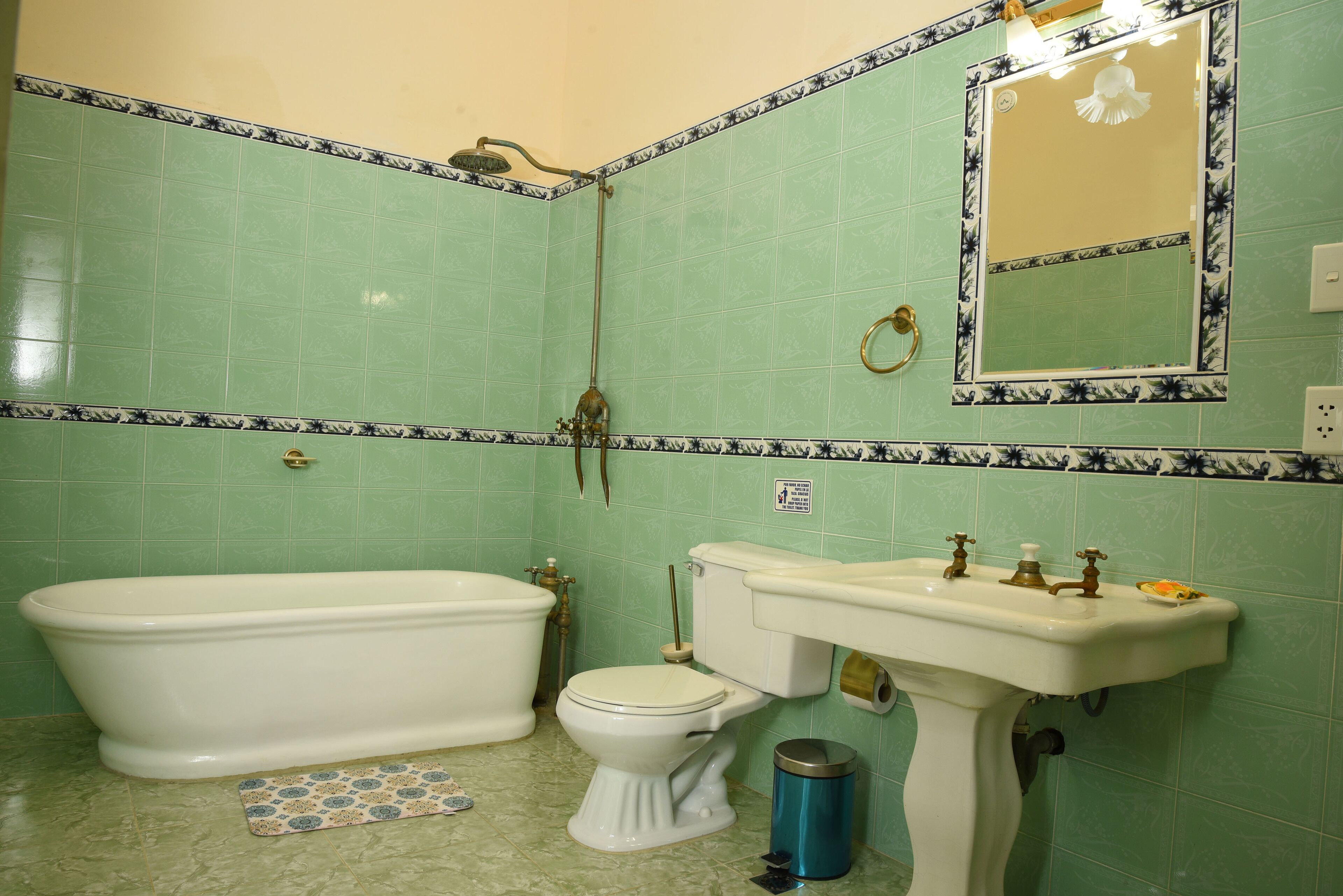 classic triple room | bathroom | combined shower/bathtub, deep-soaking bathtub, rainfall showerhead