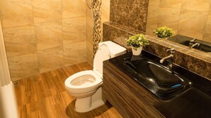 A modern bathroom with a toilet, sink, and shower. - GetZleep House Sattahip (Sattahip)
