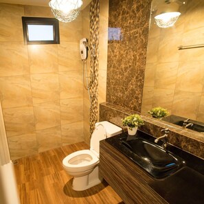 3 Bedrooms Villa | 浴室 | 淋浴设施、免费洗浴用品、吹风机、毛巾