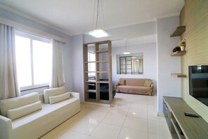 Panoramic-Apartment | Wohnbereich | Flachbildfernseher