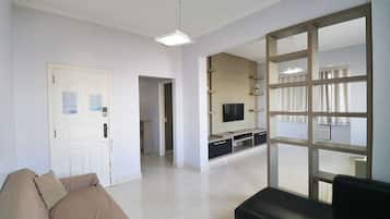 Departamento panorámico | Área de sala de estar | Televisión de pantalla plana