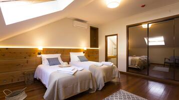 Triple Room, Private Bathroom (1) | Premium bedding, desk, iron/ironing board, free WiFi