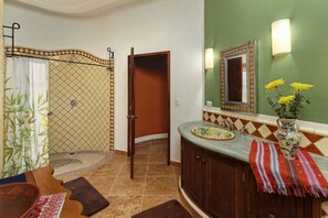 Habitación cuádruple | Baño | Amenidades de baño gratuitas y toallas