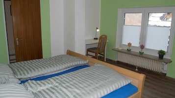 2 bedrooms, desk, travel cot, WiFi