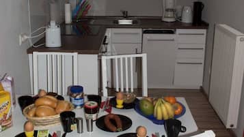 Coffee/tea maker, fridge, microwave, oven