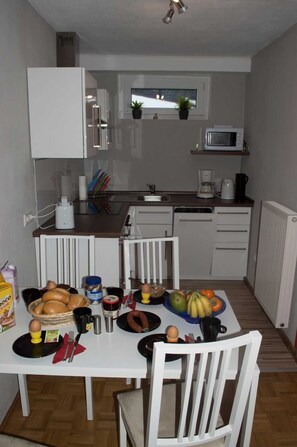 Kühlschrank, Mikrowelle, Ofen, Geschirrspüler