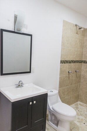 Basic Room, 1 Double Bed | Bathroom