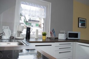 Cafeteira/chaleira, geladeira, micro-ondas, fogão