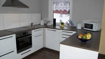 Kaffetrakter/tekoker, kjøleskap, mikrobølgeovn og ovn