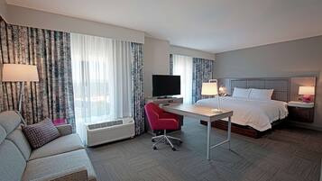 Estudio, 1 cama King size, refrigerador (with Sofa) | Ropa de cama hipoalergénica, escritorio y cortinas blackout