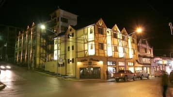 Fachada del alojamiento - Noche