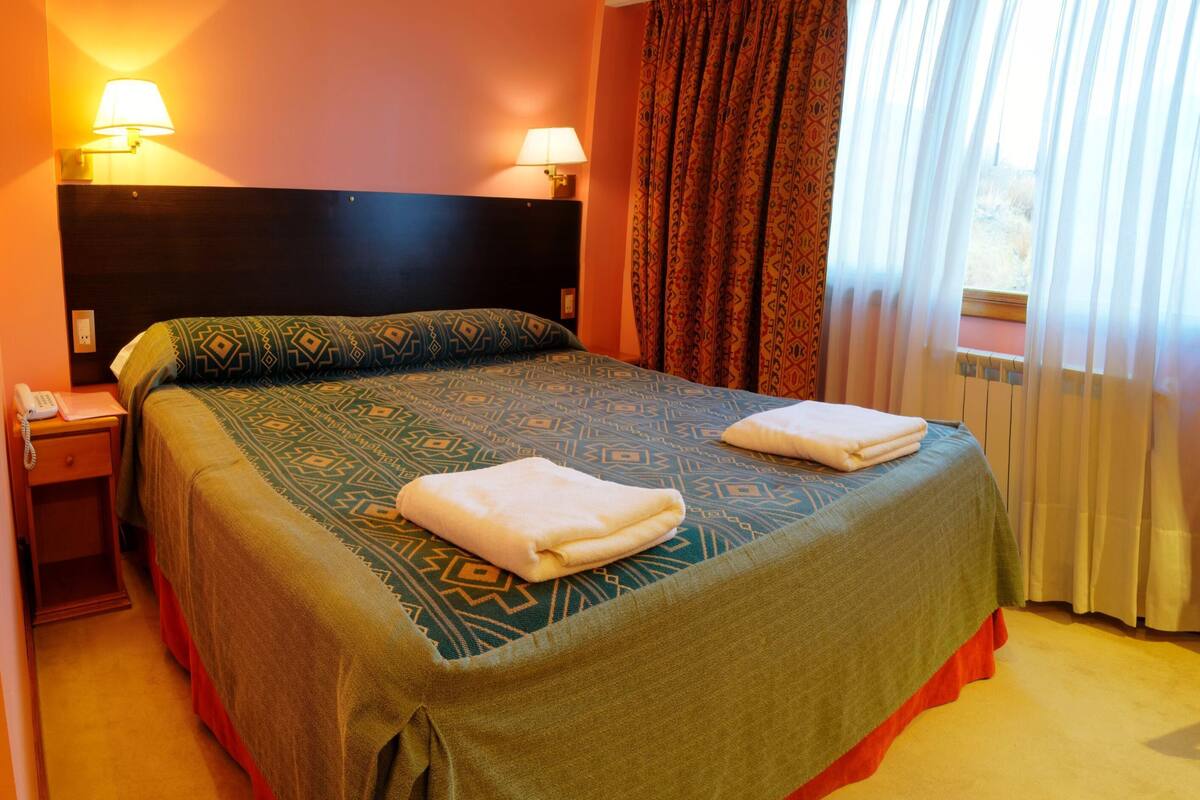 Een minibar, een kluis op de kamer, een bureau, gratis babybedden