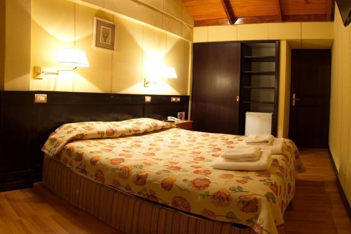 Een minibar, een kluis op de kamer, een bureau, gratis babybedden