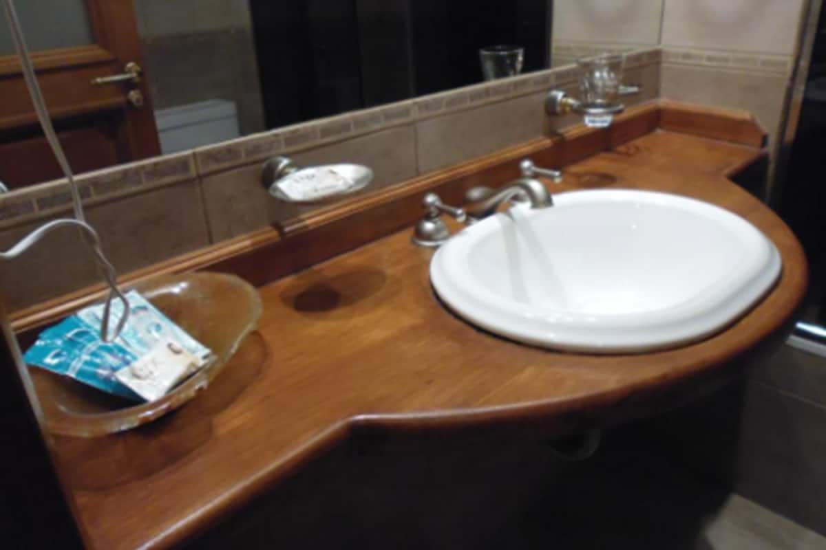 deep-soaking bathtub, free toiletries, bidet, towels