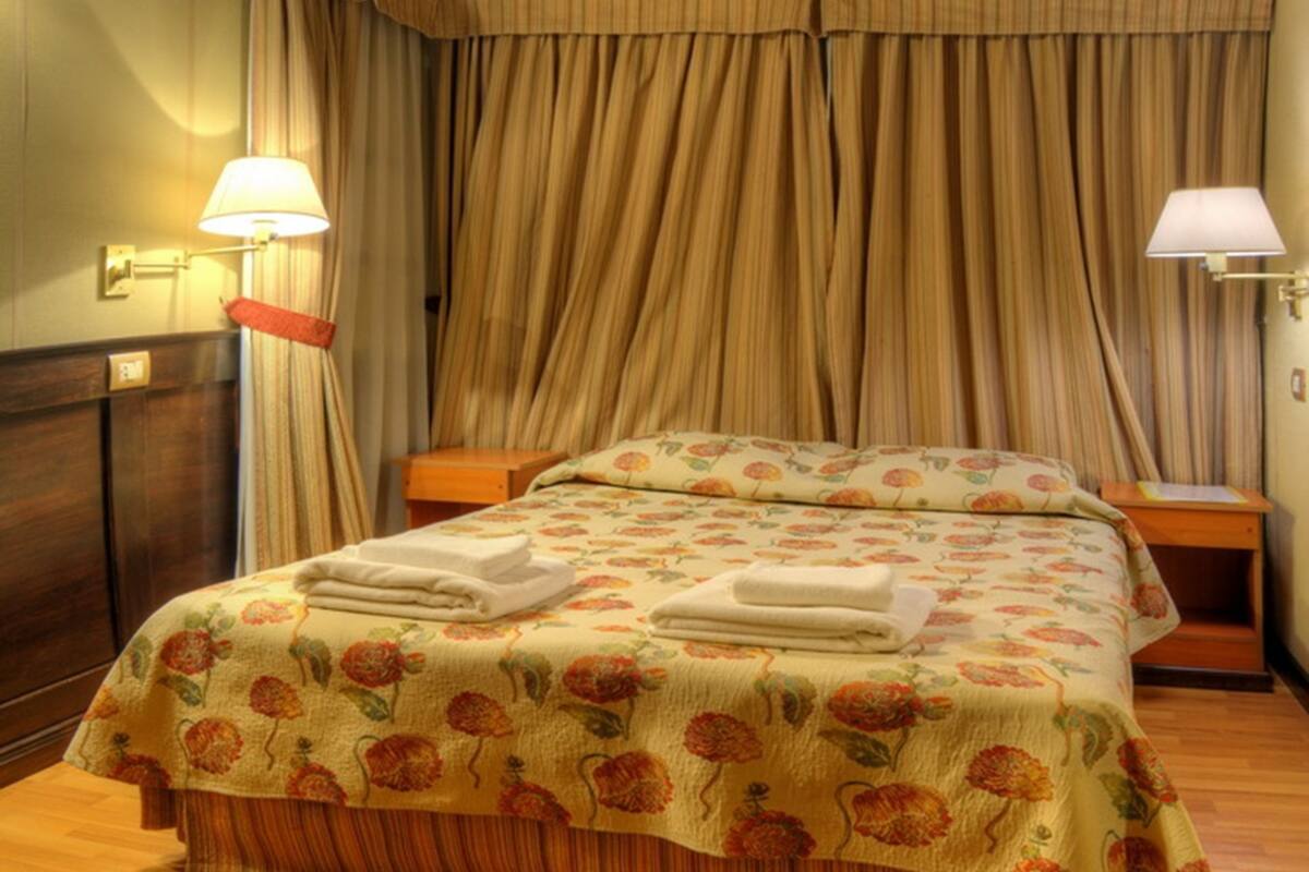 Een minibar, een kluis op de kamer, een bureau, gratis babybedden
