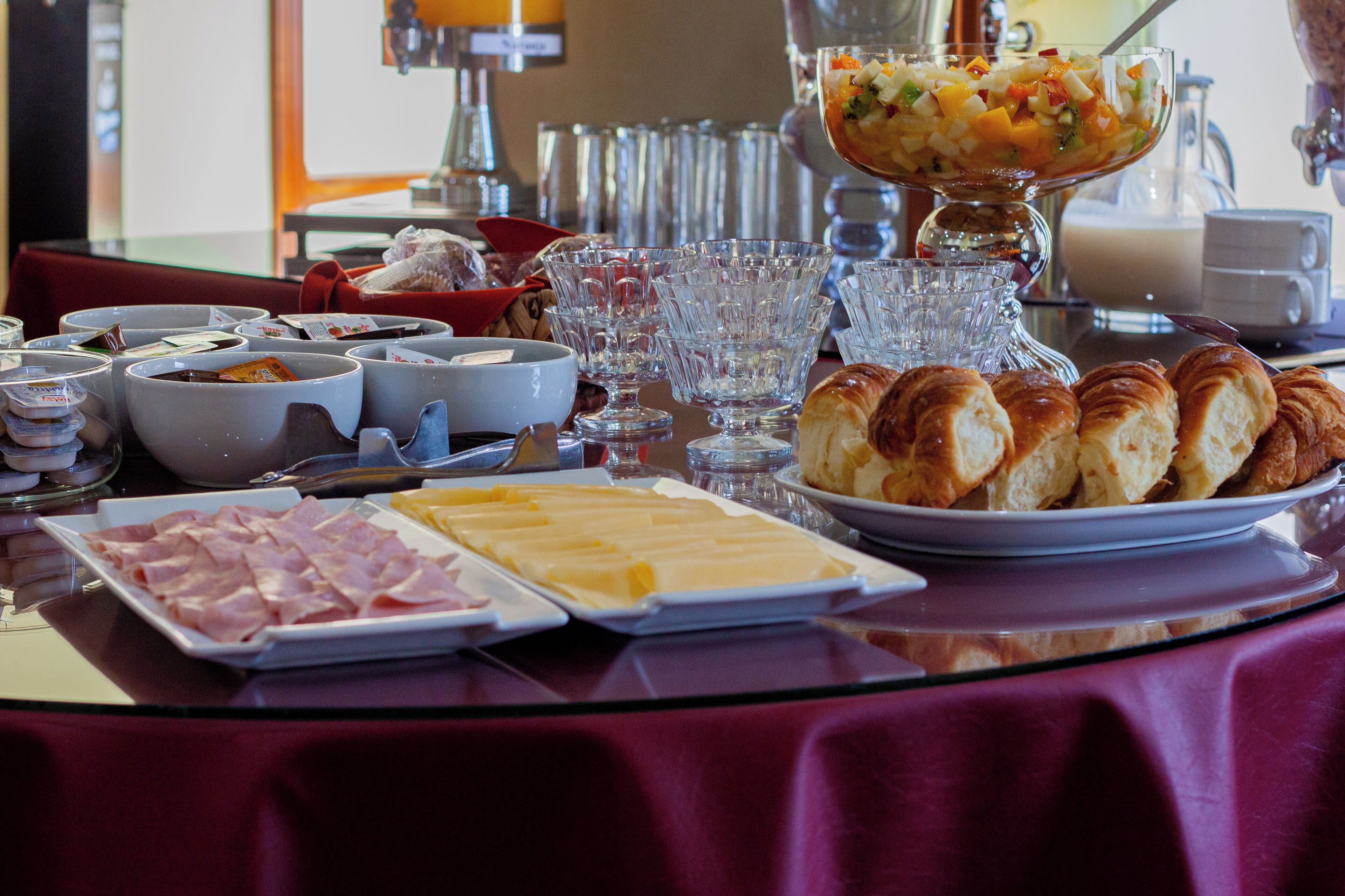 free buffet breakfast