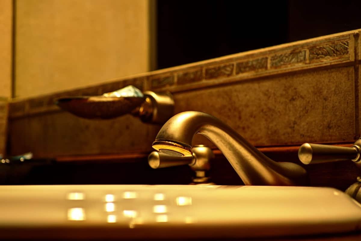 deep-soaking bathtub, free toiletries, bidet, towels